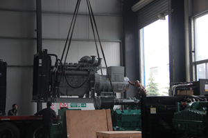 發(fā)往新疆的柴油發(fā)電機組近日裝車2