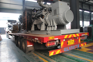 發(fā)往新疆的柴油發(fā)電機組近日裝車3